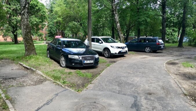 "Везде, где свободно": очевидец возмущен парковкой машин в Агенскалнских соснах