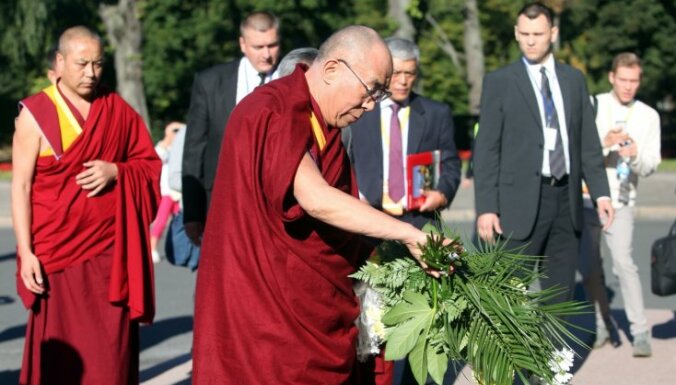 Fotoreportāža: Dalailama noliek ziedus pie Brīvības pieminekļa