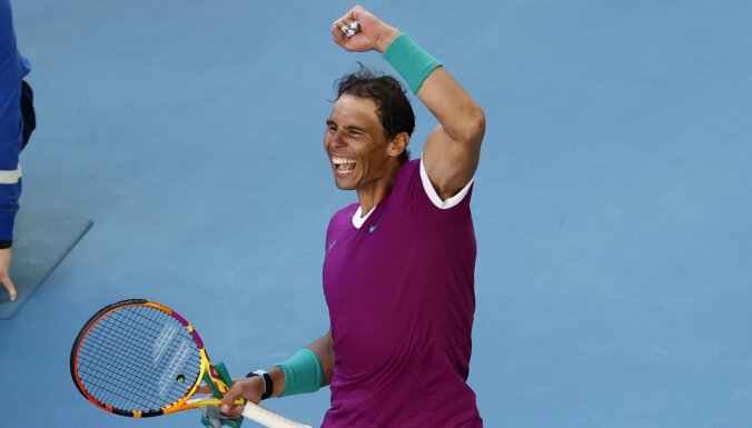 Nadals ar uzvaru piecu setu cīņā 36. reizi iekļūst 'Grand Slam' turnīru pusfinālā