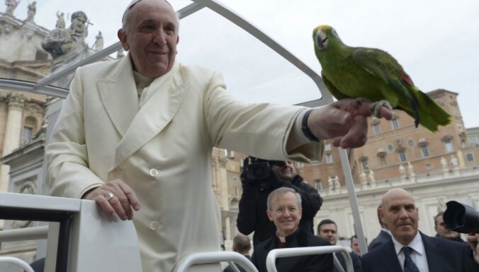 Foto: Romas pāvests svētījis papagaili