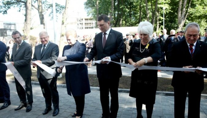Foto: Kā amatpersonas atklāja NATO Stratēģiskās komunikācijas izcilības centra jauno ēku