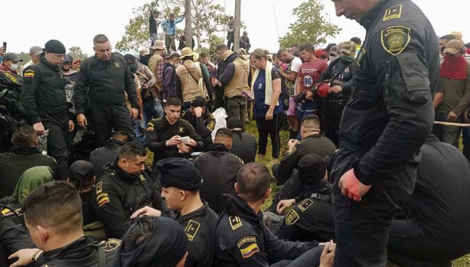 Kolumbijā protestētāji 79 policistus sagrābuši par ķīlniekiem