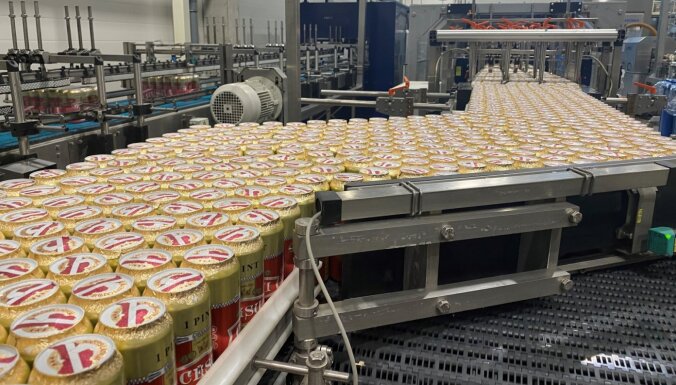 Foto: 'Cēsu alus' drošības dēļ skārdenēm izmanto folijas vāciņus