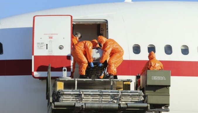 Ebolas vīrusa aizdomu dēļ Kopenhāgenā aizturēta SAS lidmašīna