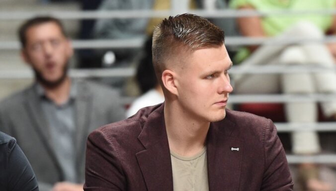 Porziņģis un Šteinberga atzīti par Latvijas gada basketbolistiem, trenera balva Zībartam