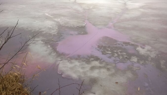 Ādažu Vējupes rozā piesārņojums izrādījusies krāsviela ar svinu