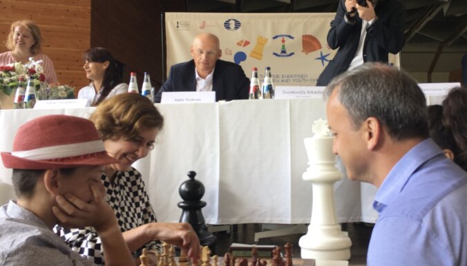 На детском шахматном турнире в Юрмале сыграл бывший вице-премьер России и глава FIDE Дворкович