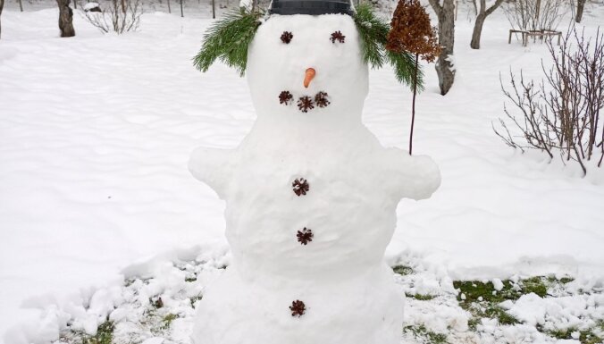 Atvadas no ziemas: parādi savu sniegavīru vai sniegasievu!