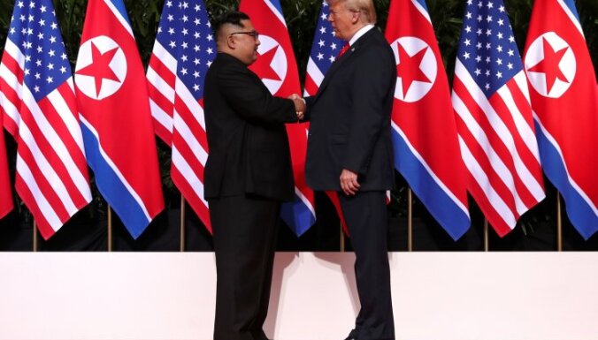 Трамп после теплой встречи с Кимом продлил санкции против КНДР