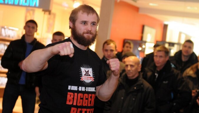 Латвийский боец Глухов вырвал победу над чемпионом М-1 Гарнером