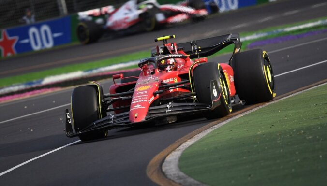 'Ferrari' piloti ātrākie Austrālijas 'Grand Prix' pirmajos treniņos
