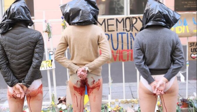 "Окровавленные" женщины пришли к посольству РФ в Таллине