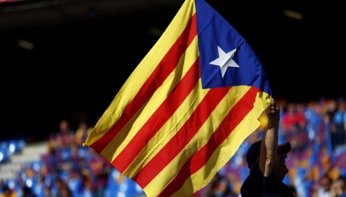 Spānijas policija slēgusi vairāk nekā pusi no Katalonijas neatkarības referenduma vēlēšanu iecirkņiem
