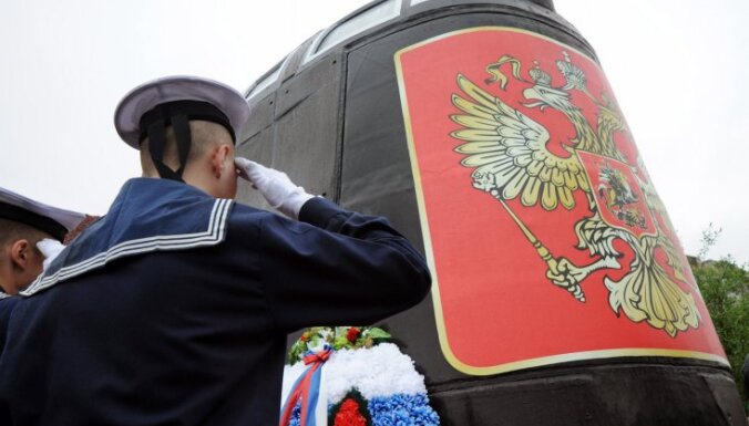 Путин объяснил крушение подлодки "Курск" "огромными сложностями" в армии