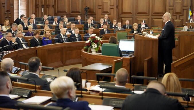Подтверждены полномочия 99 из 100 депутатов 14-го Сейма, несколько парламентариев дали присягу по-латгальски