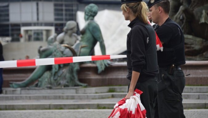 Policija Berlīnē nošauj pliku vīrieti ar nazi
