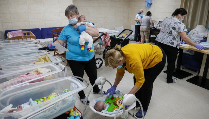 СМИ: в Киеве дети суррогатных матерей не могут попасть к биологическим родителям