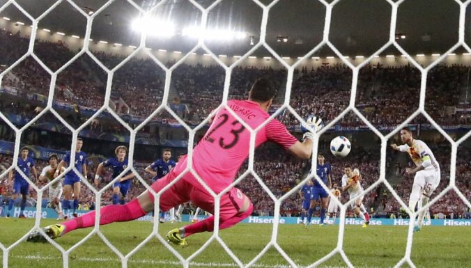 Croatia keeper Danijel Subasic stops penalty Spain Sergio Ramos