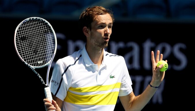 Medvedevs pārvar 'French Open' pirmo kārtu; zaudējums lietuvietim Beraņķim