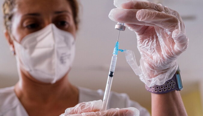 На следующей неделе медики начнут получать вторую дозу вакцины против Covid-19