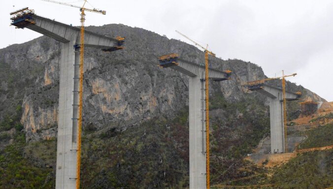 Melnkalne spiesta ļaut ķīniešiem automaģistrāli būvēt ilgāk