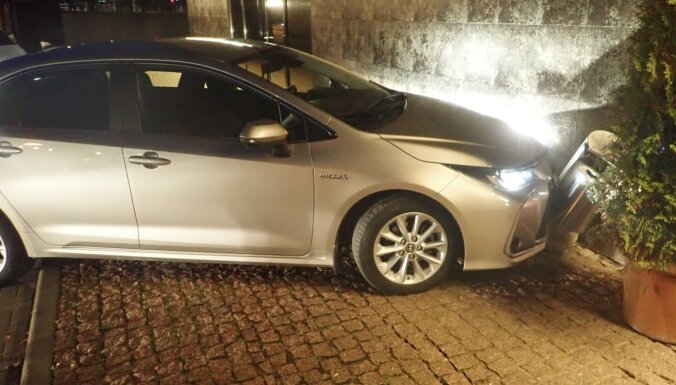 ФОТО. Пьяный подросток украл машину и врезался на ней в стену дома в центре города