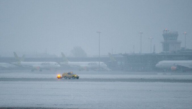 Sasalstošā lietus dēļ uz lidostas 'Rīga' skrejceļa strauji veidojas apledojums