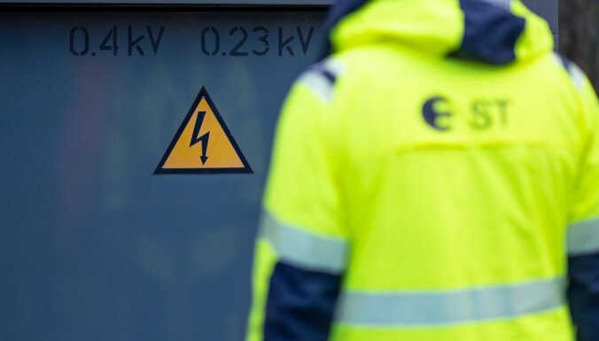 Stiprā vēja dēļ traucēta elektroapgāde valsts centrālajā daļā