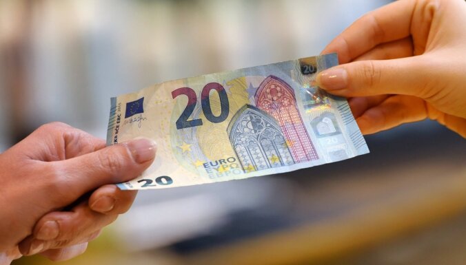 Привитым пожилым латвийцам начали платить пособие в 20 евро. Что об этом нужно знать