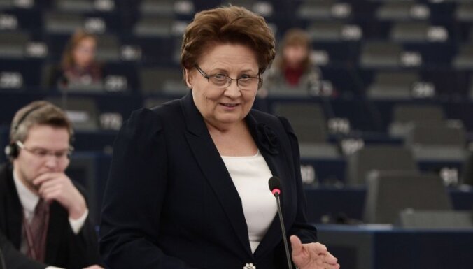 Страуюма сообщила Юнкеру о решении Латвии не поддерживать квоты на беженцев