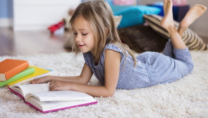 Izdevniecības iesaka 10 grāmatas, ko bērns ar prieku lasītu skolēnu brīvlaikā