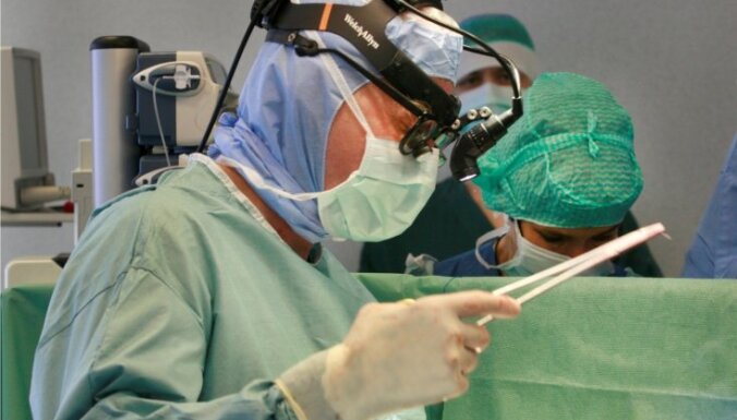 Временные разрешения на работу в Латвии получили 13 врачей из Украины