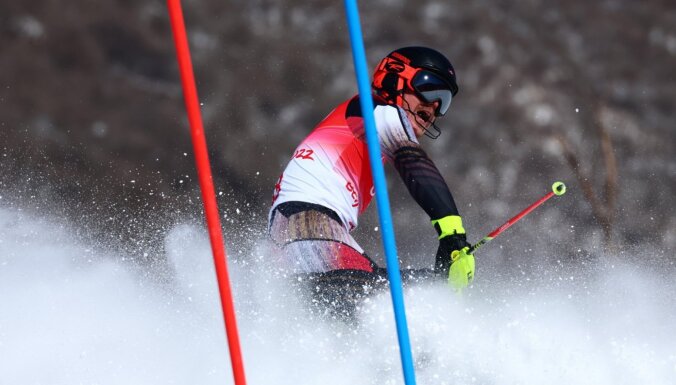 'Pekina 2022': Zvejnieks pirmajā braucienā slalomā nesasniedz finišu