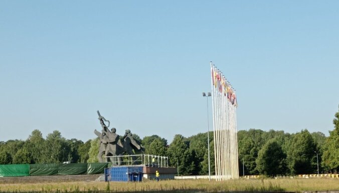 ВИДЕО. В Пардаугаве начался демонтаж ступеней памятника