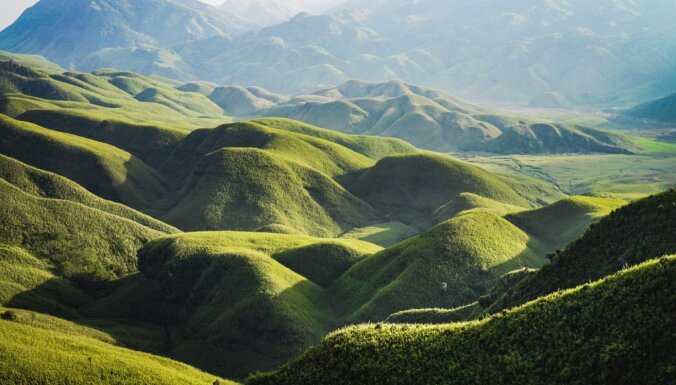 Zaļi kalni ar apaļām mugurām un neparastiem ziediem: gleznainā Džuko ieleja