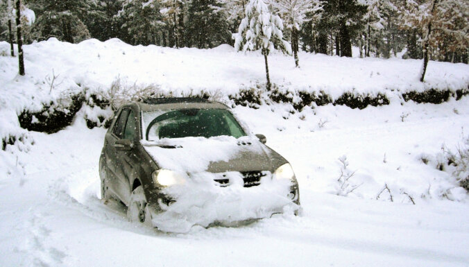 Pieci padomi drošai autobraukšanai ziemā