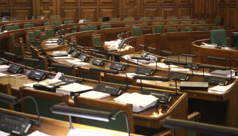 Diena: депутаты Сейма в прямом смысле борются за кресла в парламенте