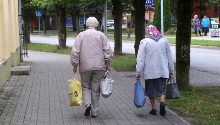 Pensijas varētu indeksēt jau augustā, vienojas Saeimas komisija