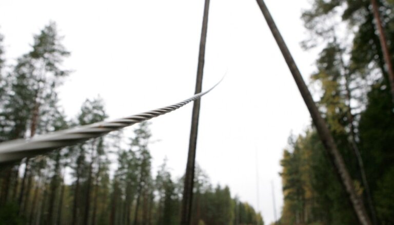 Spēcīgā vēja dēļ traucēta elektroapgāde Latvijas rietumos un dienvidos