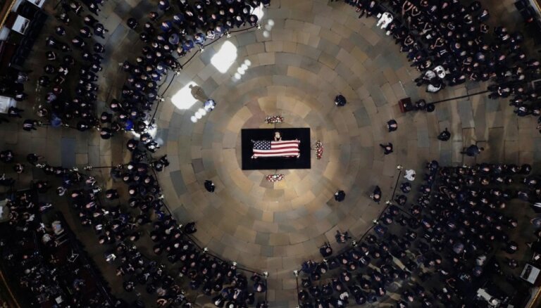 ФОТО: В Вашингтоне прошла поминальная служба по сенатору Джону Маккейну