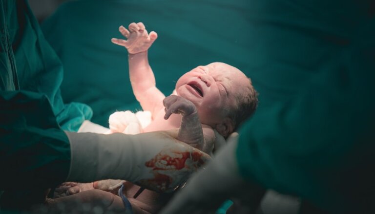 Демограф: после пандемии смертность в Латвии снизится, но на увеличение рождаемости мало надежд