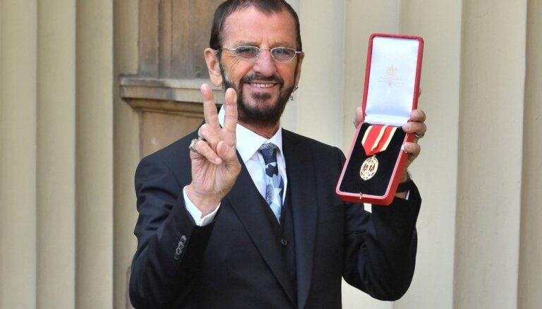 Foto: Ringo Stārs saņem bruņinieka titulu