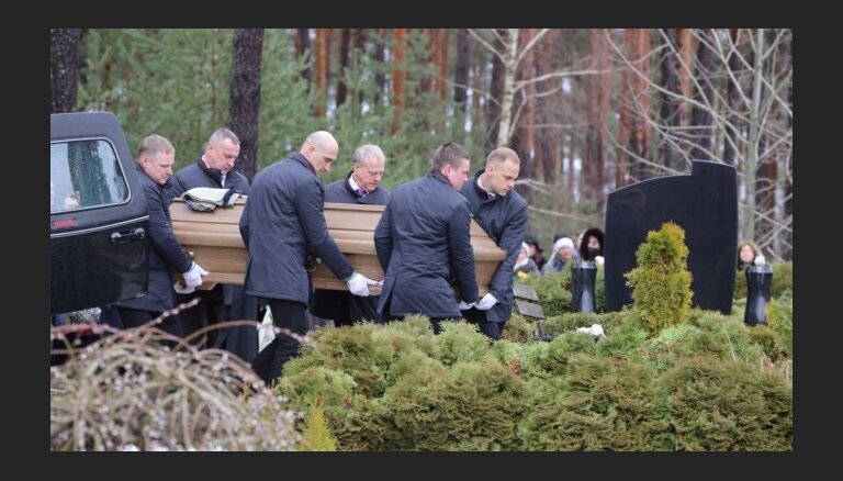 ФОТО. Мартиньша Ритиньша похоронили на кладбище в Балтэзерсе