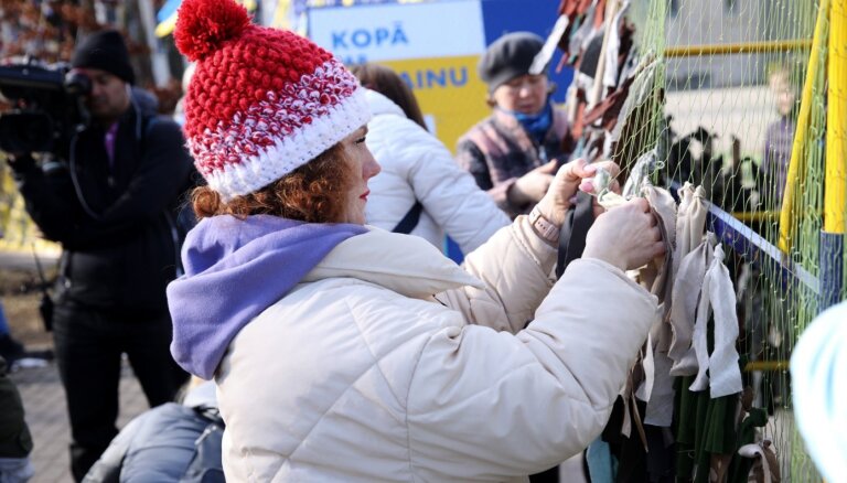 ФОТО: У Дома конгрессов плетут маскировочные сетки для украинской армии