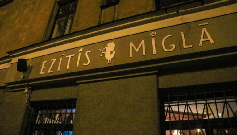С террасы ресторана Ezītis miglā ночью украли восемь столиков