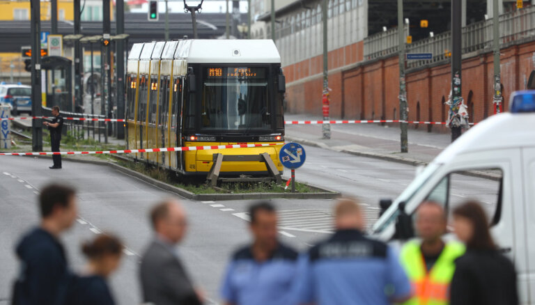 В Германии пассажиры остановили трамвай без водителя
