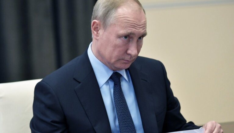 В России признали пикетом ношение маски с надписью "Путина в отставку"