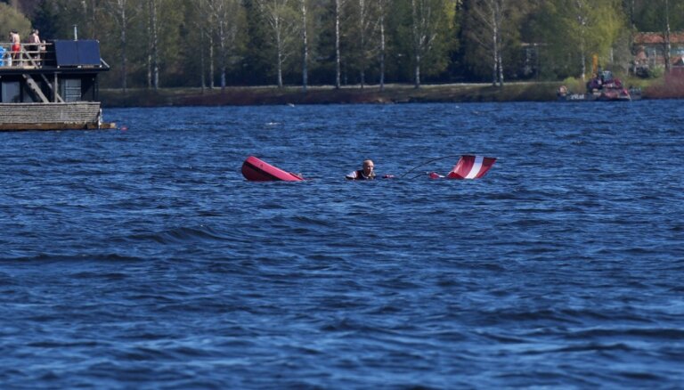 ФОТО: Лодка с латвийскими болельщиками перевернулась на озере в Тампере
