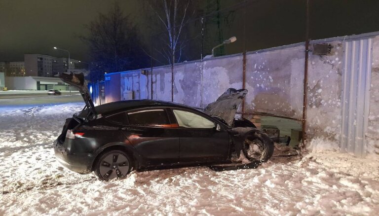 Водитель, совершивший в Плявниеках аварию на Tesla, заплатит штраф в 26 тысяч евро