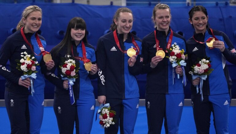 Lielbritānijas kērlingistes kļūst par olimpiskajām čempionēm